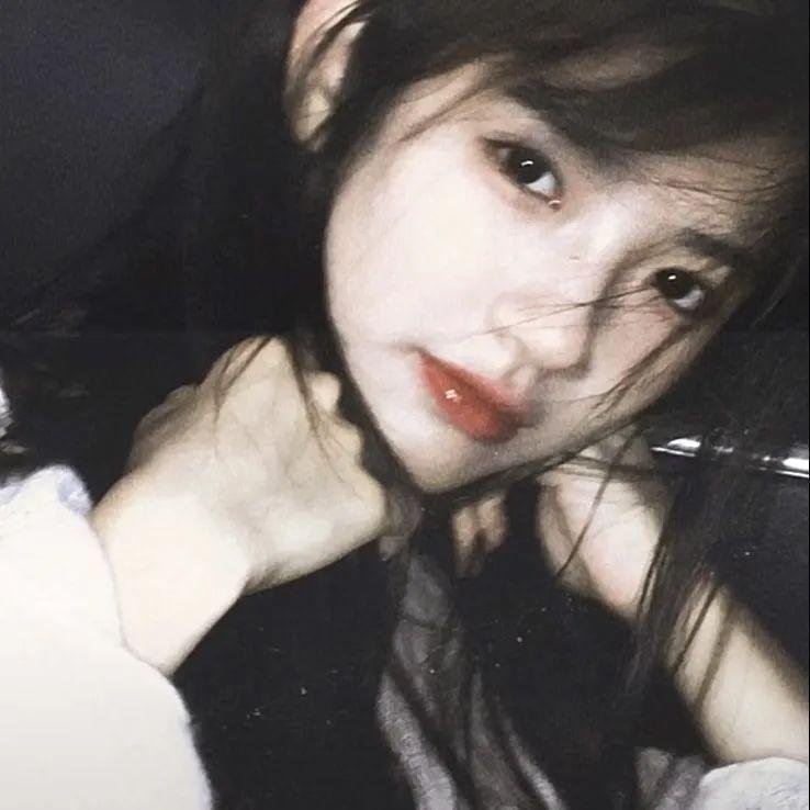 没有耳朵的兔子和两只耳朵的小鸡